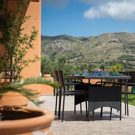 Garden Family * Pyrgos Kallistis